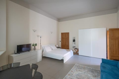 Bed, TV and multimedia, Photo of the whole room, Bedroom