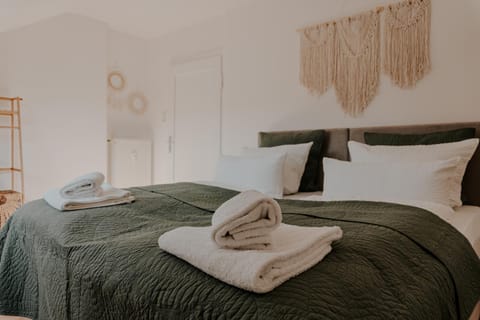 Bed, Photo of the whole room, Bedroom, towels
