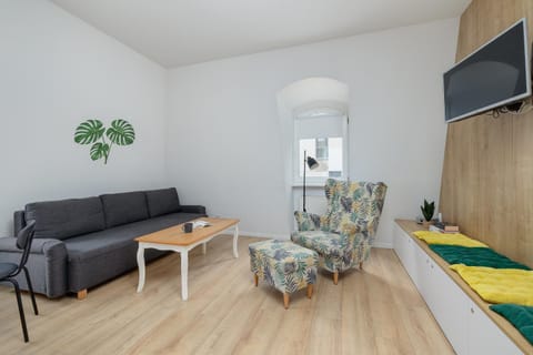 Communal lounge/ TV room, TV and multimedia, Living room, Seating area, Evening entertainment