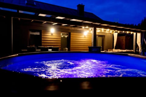 Night, Hot Tub