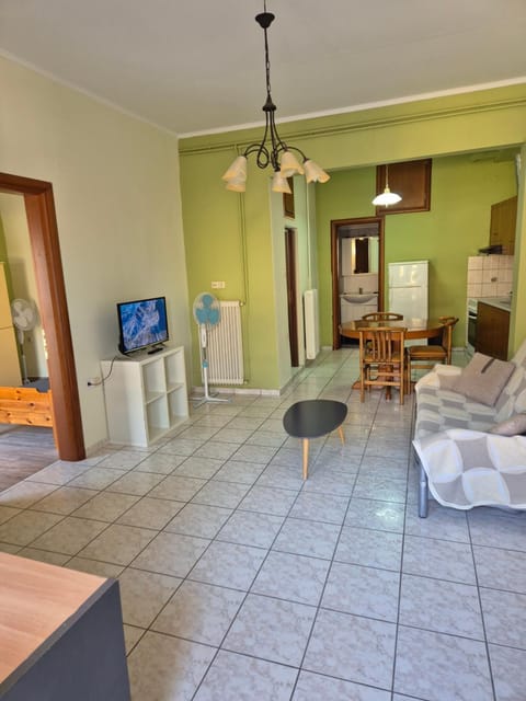 TV and multimedia, Kitchen or kitchenette, Living room, Photo of the whole room, Seating area, Dining area