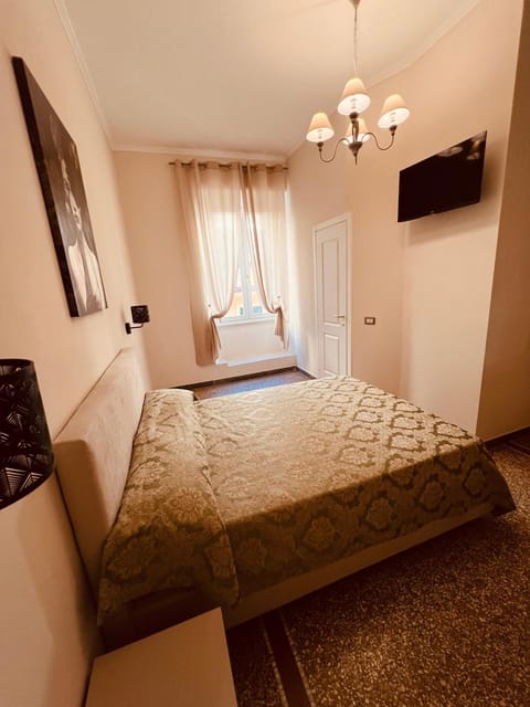 Communal lounge/ TV room, Bed, Photo of the whole room, Bedroom, wardrobe, air conditioner