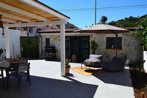 Patio, Day, Balcony/Terrace, Dining area