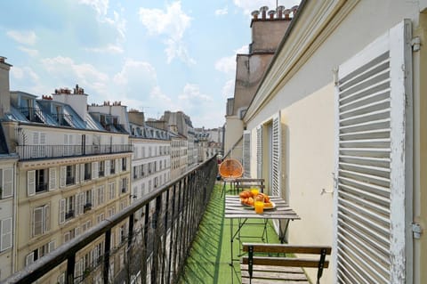 Property building, Patio, Day, View (from property/room), Balcony/Terrace, Dining area, City view