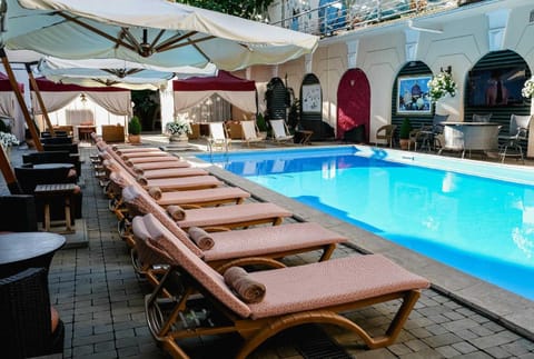 Swimming pool
