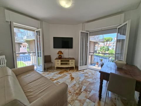 Communal lounge/ TV room, TV and multimedia, Living room, Seating area, Dining area, Evening entertainment