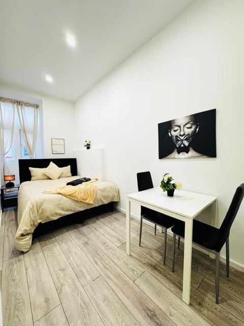 Bed, Seating area, Bedroom