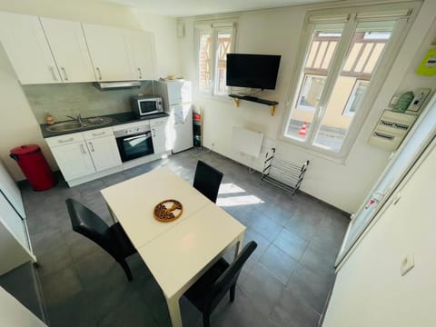 Kitchen or kitchenette, Dining area