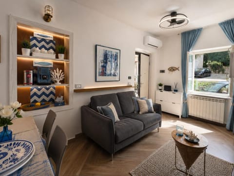 Living room, Seating area, air conditioner
