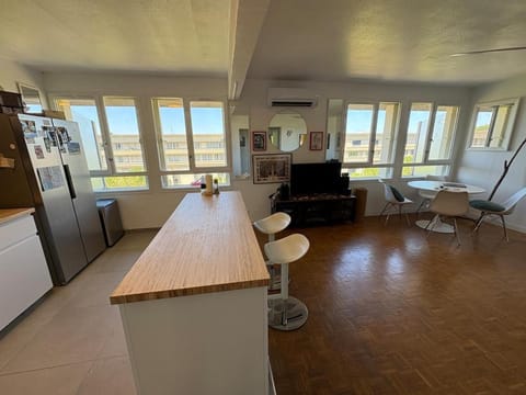 Kitchen or kitchenette, Living room, Seating area