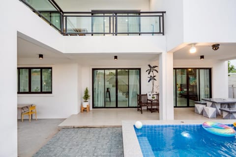 Property building, Restaurant/places to eat, Swimming pool, Parking
