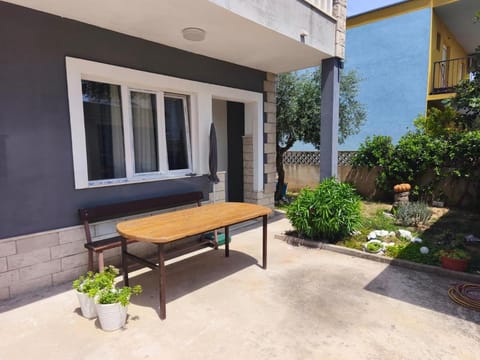 Facade/entrance, Garden, Balcony/Terrace