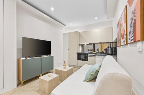 Bed, TV and multimedia, Kitchen or kitchenette, Living room, Photo of the whole room, Seating area, Dining area, Bedroom, oven, stove