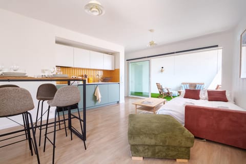 Kitchen or kitchenette, Living room, Seating area, Dining area
