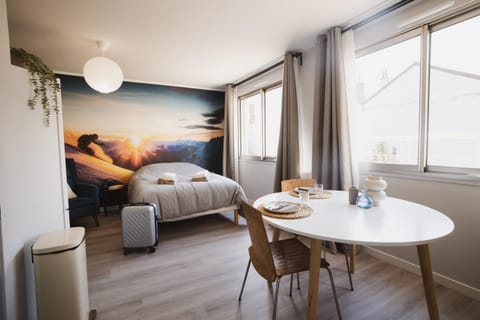 Bed, Living room, Photo of the whole room, Seating area, Dining area, Bedroom