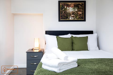 Bed, Bedroom, towels