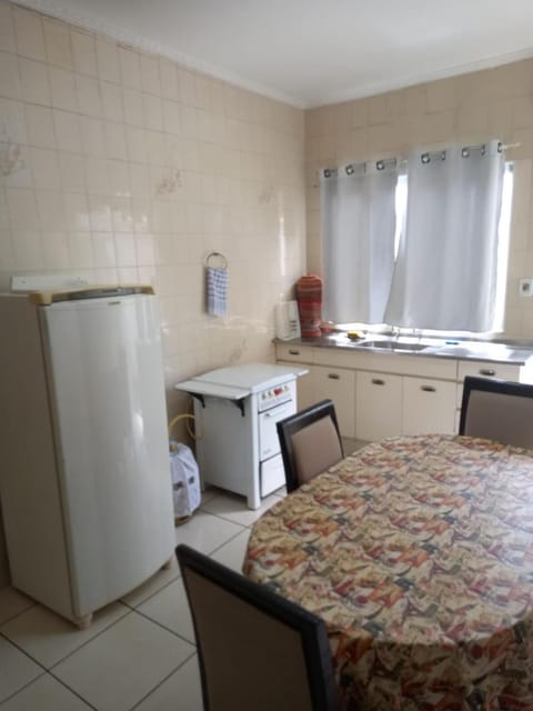 Kitchen or kitchenette, Dining area, oven