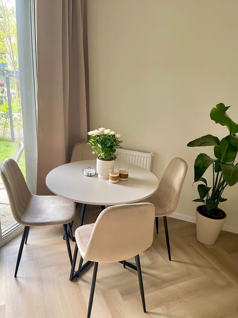 Photo of the whole room, Dining area