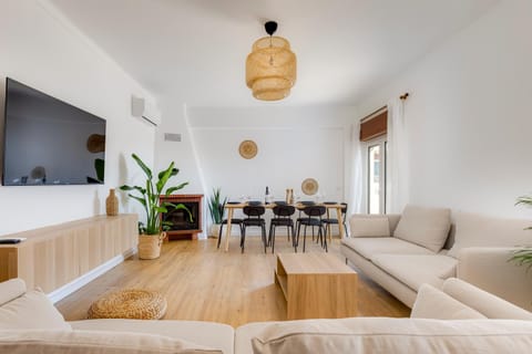 TV and multimedia, Living room, Photo of the whole room, Seating area, Dining area