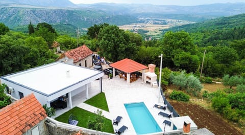 Property building, Spring, Day, Natural landscape, Bird's eye view, Mountain view, Pool view, Swimming pool, sunbed