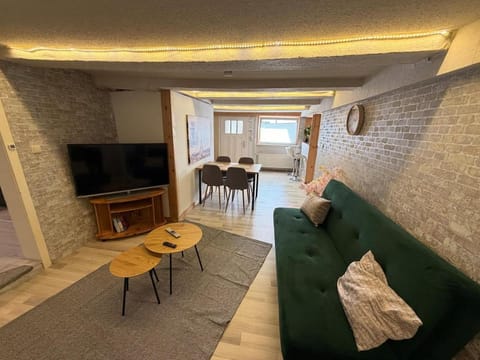 Communal lounge/ TV room, TV and multimedia, Living room, Photo of the whole room, Seating area, Dining area