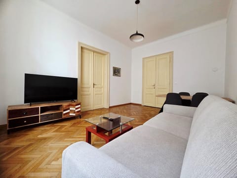TV and multimedia, Living room, Seating area, Evening entertainment