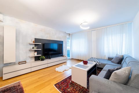 Communal lounge/ TV room, TV and multimedia, Living room, Seating area, Evening entertainment