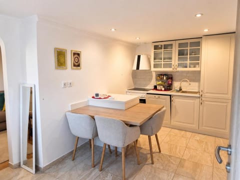 Kitchen or kitchenette, Dining area, kitchen