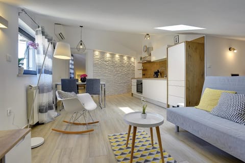 Kitchen or kitchenette, Living room, Seating area, Dining area