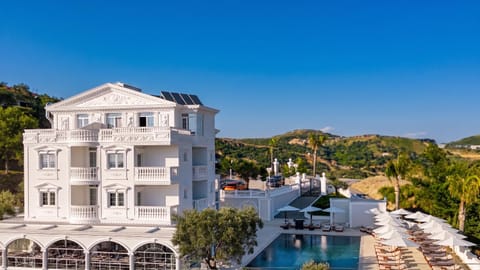 Property building, Nearby landmark, Day, Natural landscape, Mountain view, Pool view, Swimming pool