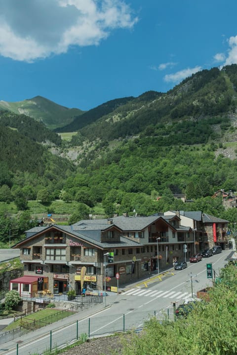Facade/entrance, Natural landscape, Location