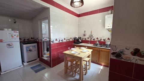 Kitchen or kitchenette, Dining area, stove