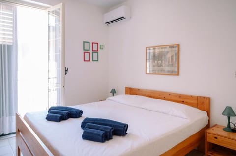 Bedroom, towels, air conditioner