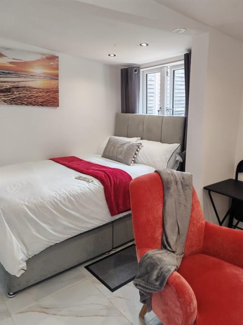Bed, Living room, Photo of the whole room, Seating area, Bedroom