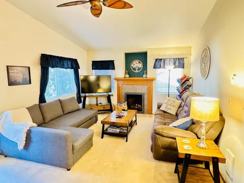 TV and multimedia, Living room, Seating area, Evening entertainment, fireplace