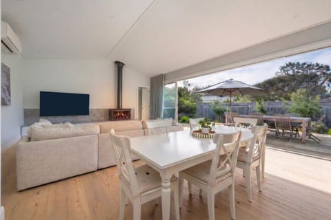 Patio, Communal lounge/ TV room, TV and multimedia, View (from property/room), Balcony/Terrace, Living room, Seating area, Dining area, Evening entertainment