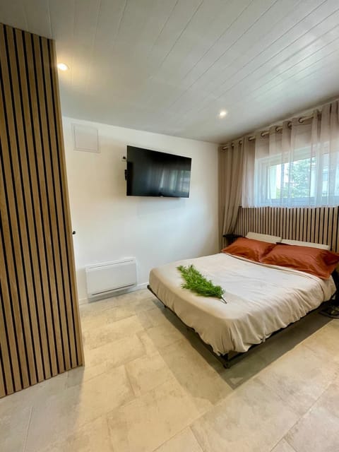 Bed, TV and multimedia, Photo of the whole room, Bedroom, towels