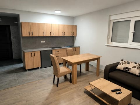 Kitchen or kitchenette, Dining area