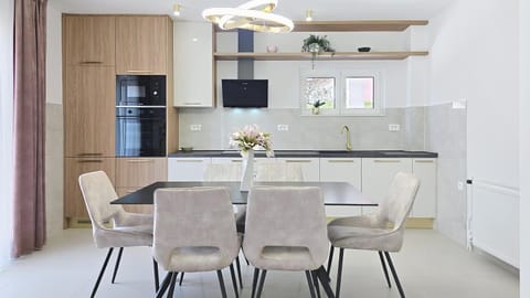 Kitchen or kitchenette, Seating area, Dining area, oven, stove