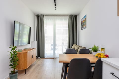 Communal lounge/ TV room, TV and multimedia, Living room, Seating area, Dining area, Evening entertainment