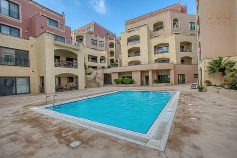 Property building, Day, Pool view, Swimming pool, sunbed