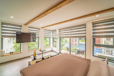 Bed, TV and multimedia, Balcony/Terrace, Photo of the whole room, Bedroom