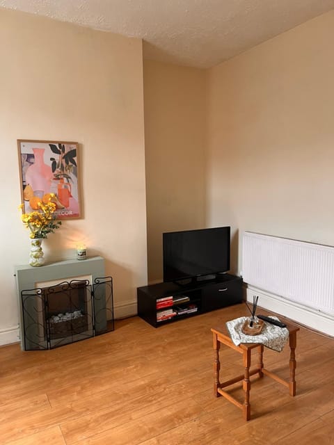 Communal lounge/ TV room, TV and multimedia, Living room, Seating area, Evening entertainment