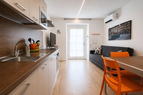 TV and multimedia, Kitchen or kitchenette, Living room, Seating area, Dining area, oven, pet friendly, stove