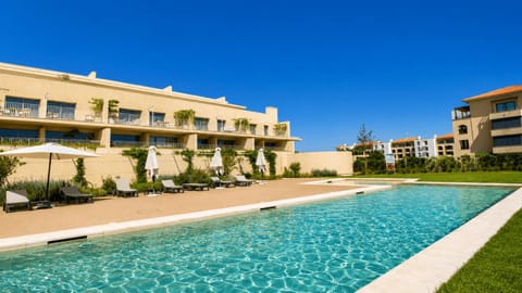 Property building, Swimming pool, sunbed