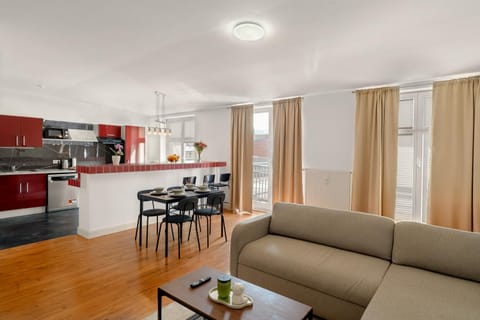Kitchen or kitchenette, Living room, Seating area, Dining area, stove