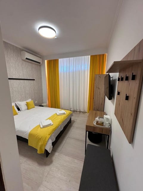 Bed, TV and multimedia, Photo of the whole room, Bedroom, towels, wardrobe, air conditioner