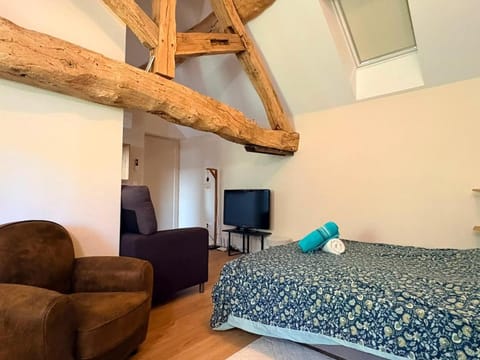 Photo of the whole room, Bedroom