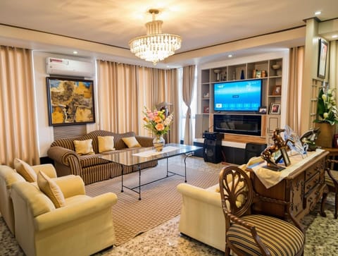 Restaurant/places to eat, Communal lounge/ TV room, TV and multimedia, Living room, Lounge or bar, Seating area