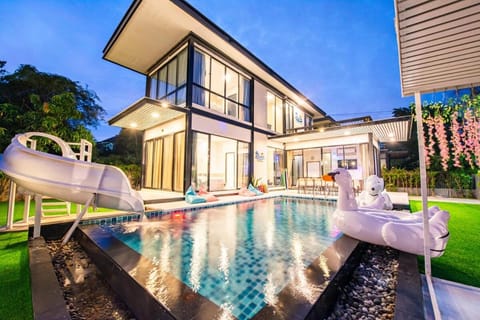 Property building, Pool view, Swimming pool, Swimming pool